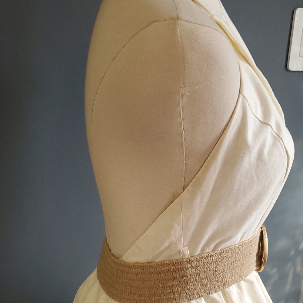 Main Strip Elegant Cream Dress   Size M - Picture 5 of 13